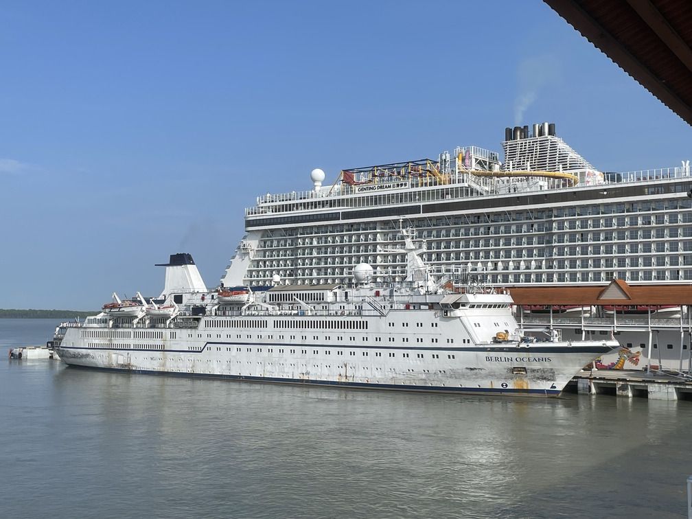 Vue du Genting Dream depuis le terminal de croisière de Port Klang