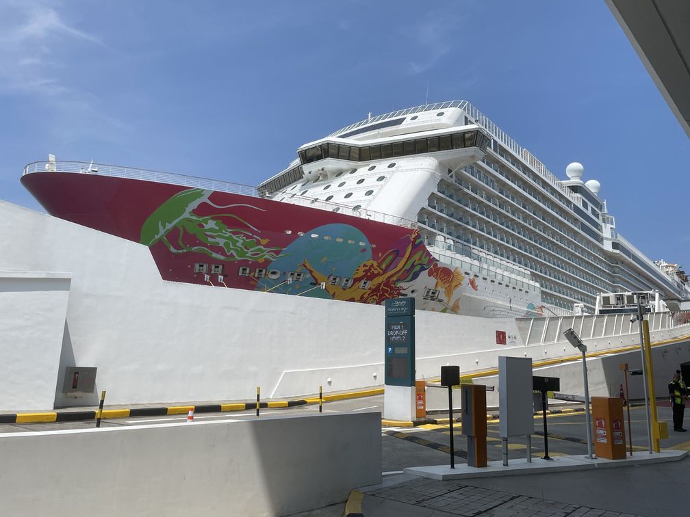 Bateau de croisière Genting Dream au Marina Bay Cruise Center