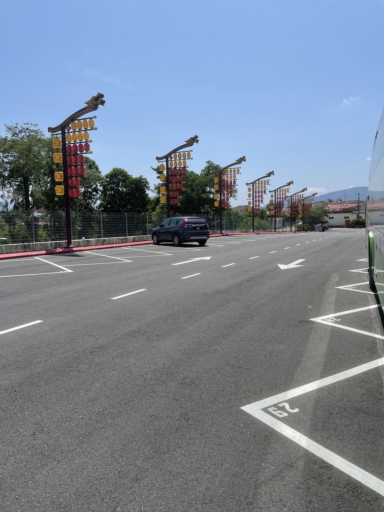 Route en bitume récemment construite dans le temple