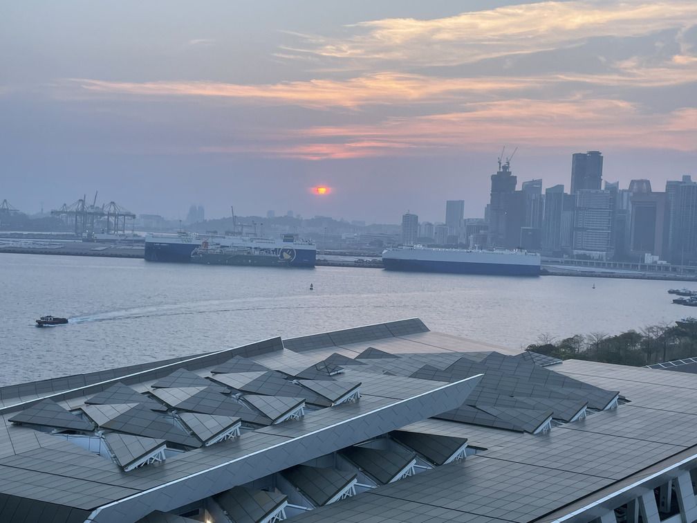 Coucher de soleil sur le Marina Bay Cruise Centre avant le départ