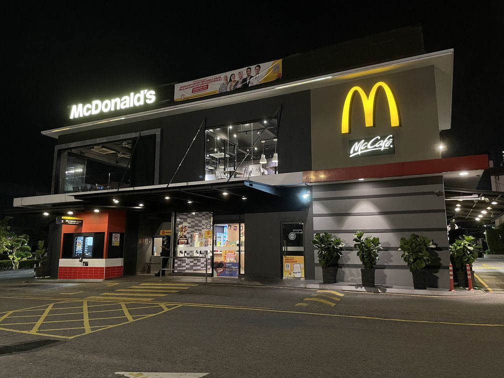 Le bâtiment McDonald's à minuit