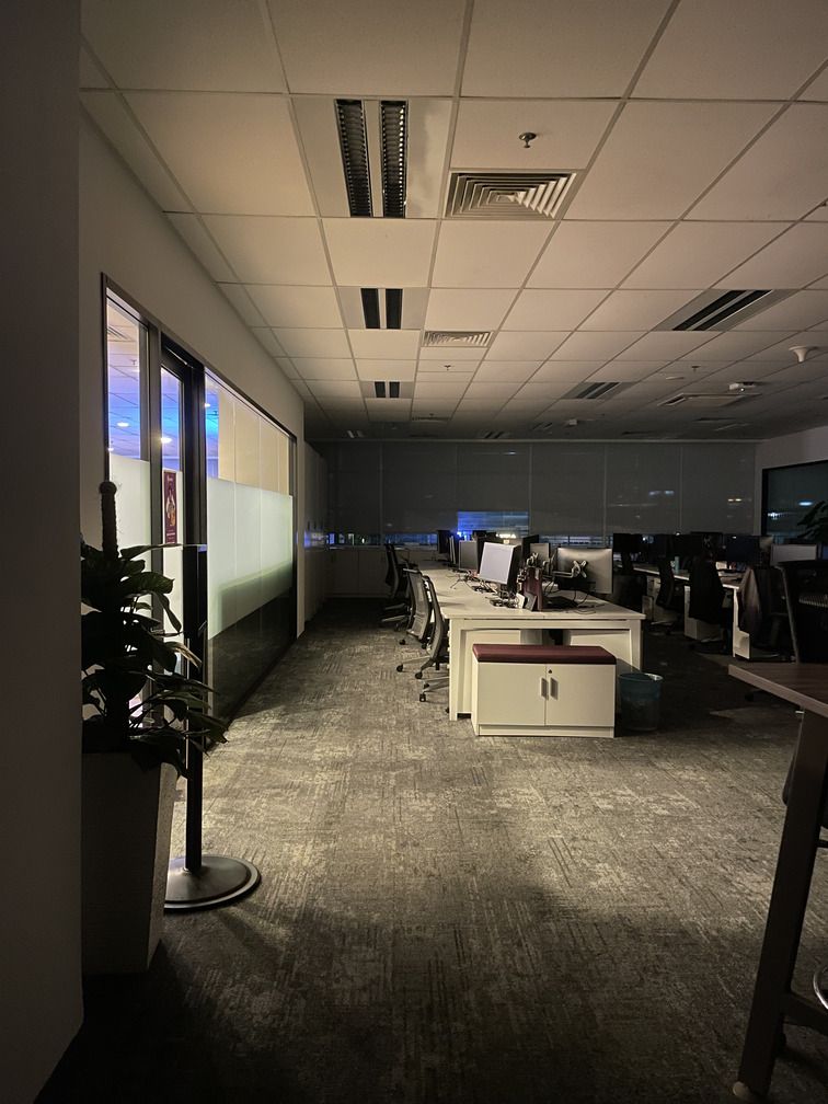 Un bureau vide et sombre